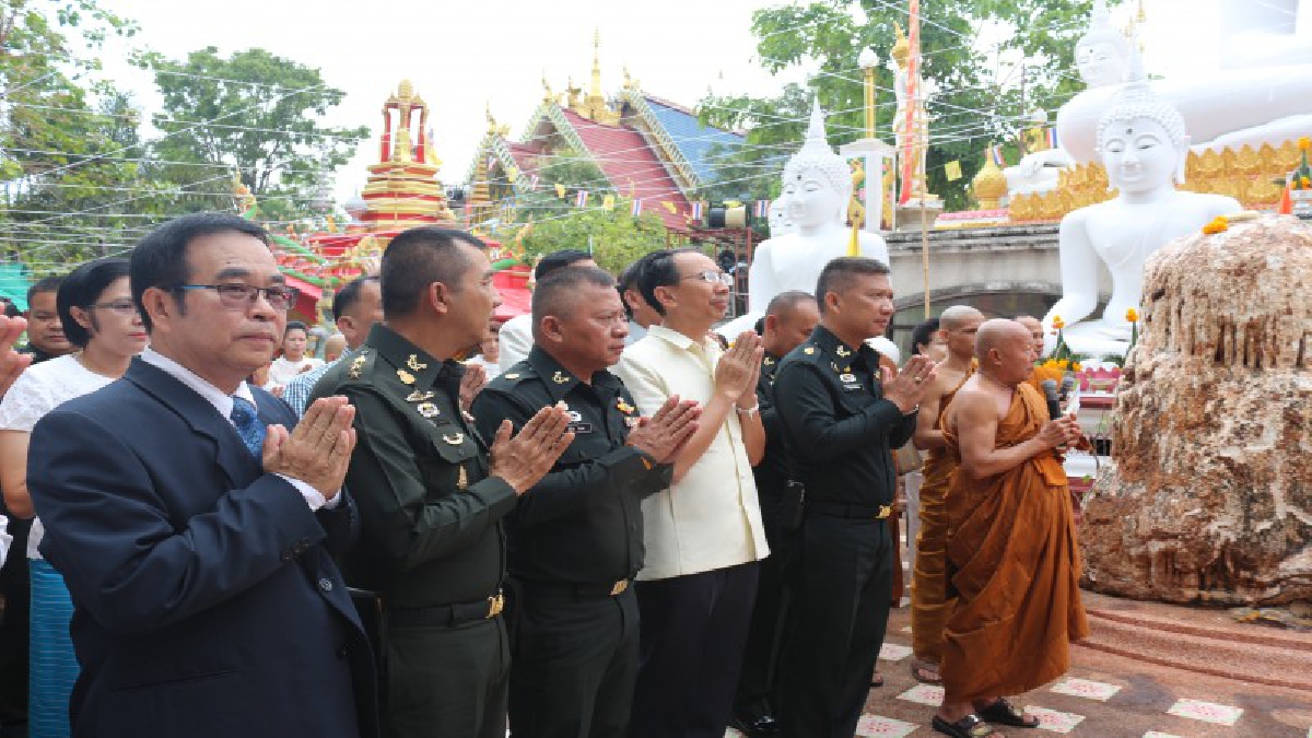 รองแม่ทัพภาคที่ 2 เป็นประธานในพิธียกฉัตรเพชร 7 แสง พระเจ้าใหญ่องค์ตื้อขึ้นประดิษฐานบนยอดมณฑป ณ วัดพระเจ้าใหญ่องค์ตื้อ จังหวัดอุบลราชธานี