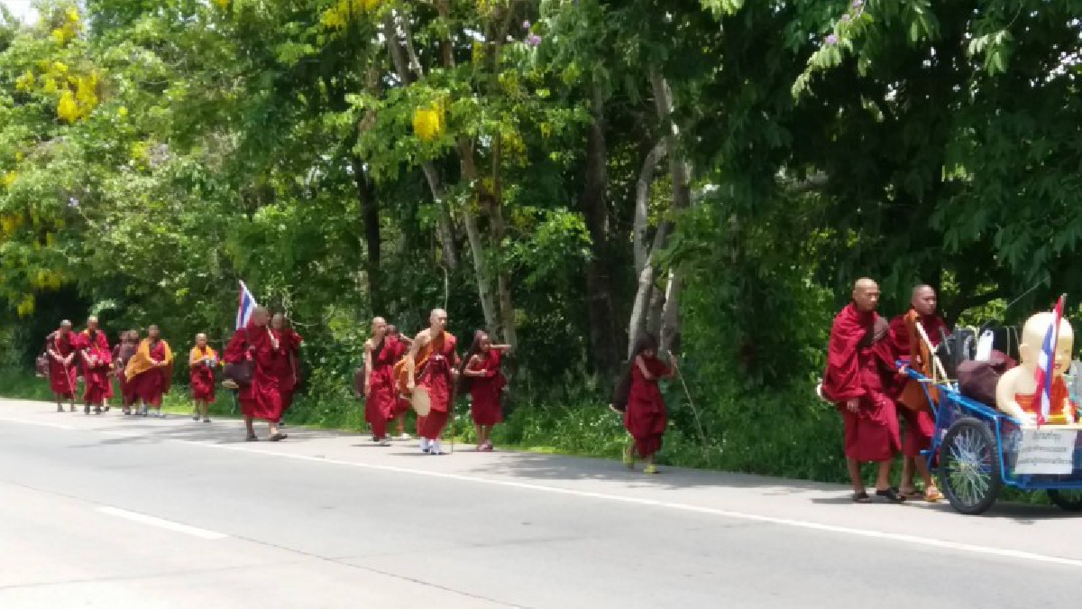 บุญยิ่งใหญ่! พระลำปางเดินธุดงค์กลางแดด ถนนร้อน พร้อมสามเณร ไปยังวัดพระธาตุดอยสุเทพฯ จ.เชียงใหม่