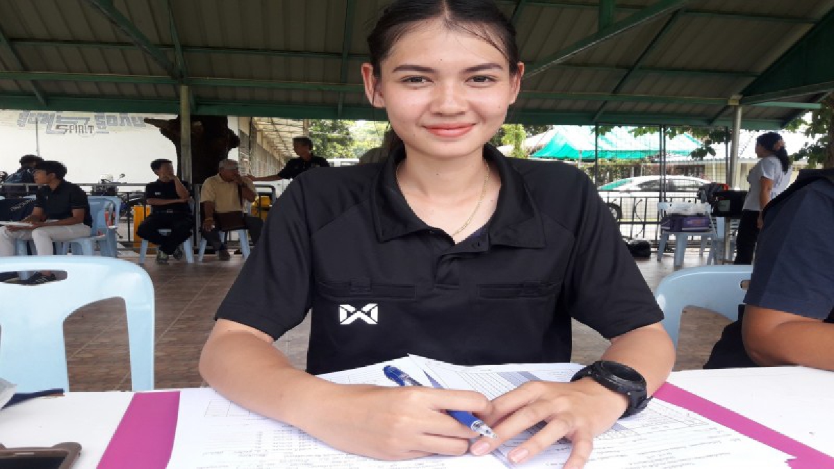 "น้องเมย์ ว่าที่ครูพละสาวสวยวัย 21 สวมบทเชิ้ตดำสวยที่สุดในสนาม ไม่หวั่นนักเตะหนุ่มแอบแซว มีนักบอลหนุ่มๆมาขอเพิ่มเพื่อนในเฟสบุ้ค 3 วัน 800 คน