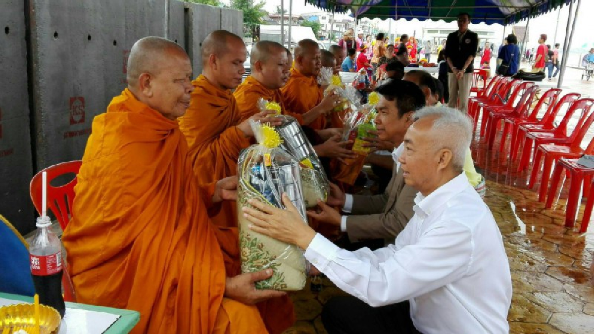 ปาฏิหาริย์อีกแล้ว!!! นายกเทศมนตรีเมืองหนองคาย  เป็นประธานในพิธีจุดบั้งไฟเสี่ยงทาย ถวายแด่องค์พระธาตุหล้าหนอง งานประเพณีบุญบั้งไฟเดือน 6