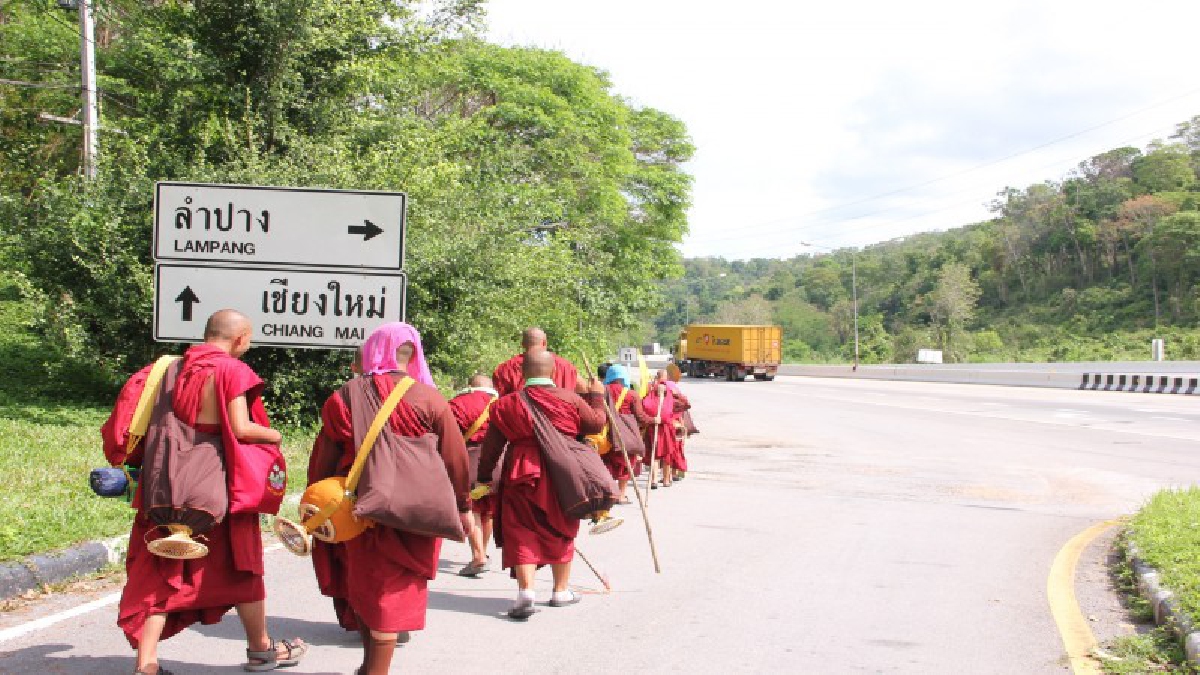 เดินขึ้นเขาขุนตาล! ครูบาจิตนำพระ และสามเณรเดินอย่างมุ่งมั่นไปวัดพระธาตุดอยสุเทพ