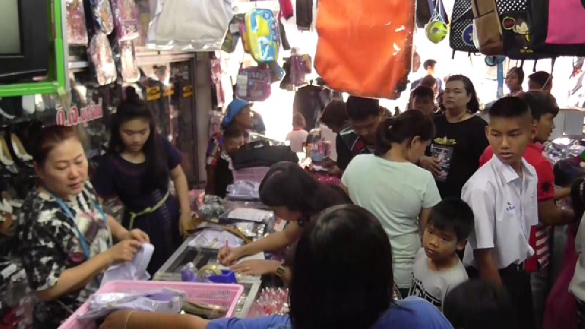 ชาวอ่างทองใช้โอกาสวันหยุดแรงงานหาลูกหลานแห่ซื้อชุดนักเรียนแน่นร้าน ขณะที่ผู้ประกอบการเผยเศรษฐกิจทรุดยอดจำหน่ายตกกว่าทุกปี