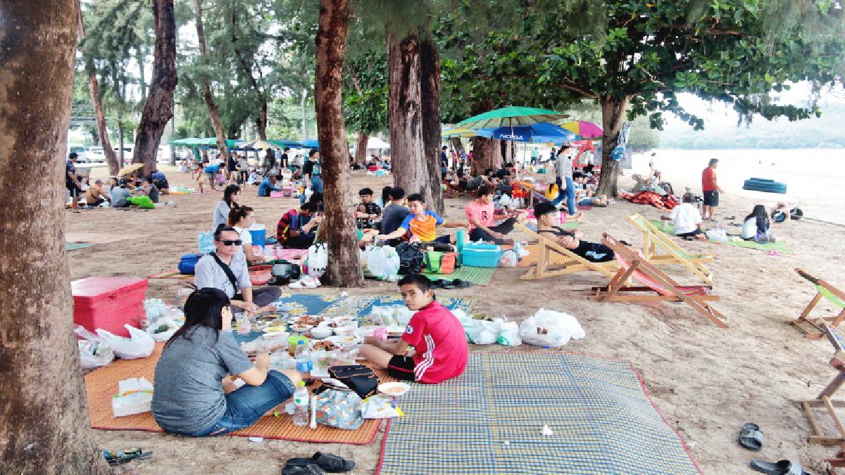 วันแรงงานฝนตกก็ไม่หวั่นประชาชนทั่วทุกสารทิศแห่เที่ยวทะเลวัดดังเมืองสัตหีบ