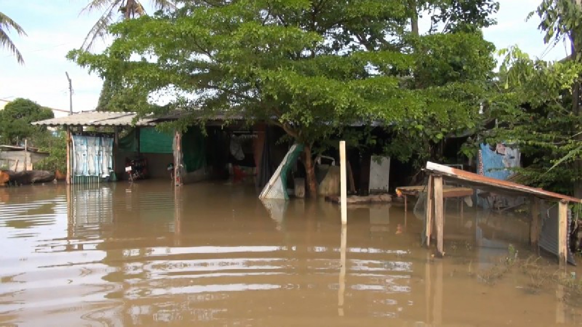 โดนฝนกระหน่ำหนัก เกิดน้ำท่วมขัง บ้านเรือนชาวบ้านในลุ่มต่ำ ท่วมมานานนับสัปดาห์..!!