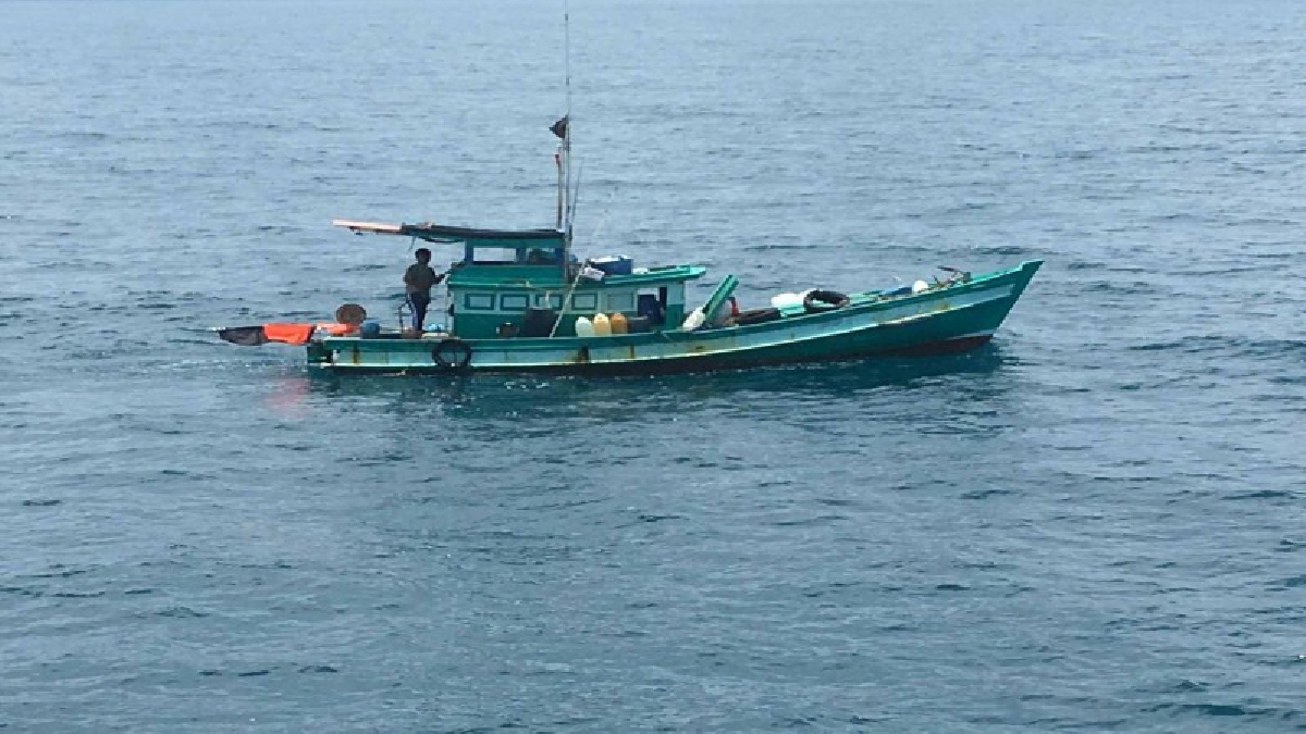 หวังตบตา ! เรือหลวงสัตหีบ ลาดตระเวนจับกุมเรือประมงเวียดนาม 3 ลำ พร้อมลูกเรือ 5 คน