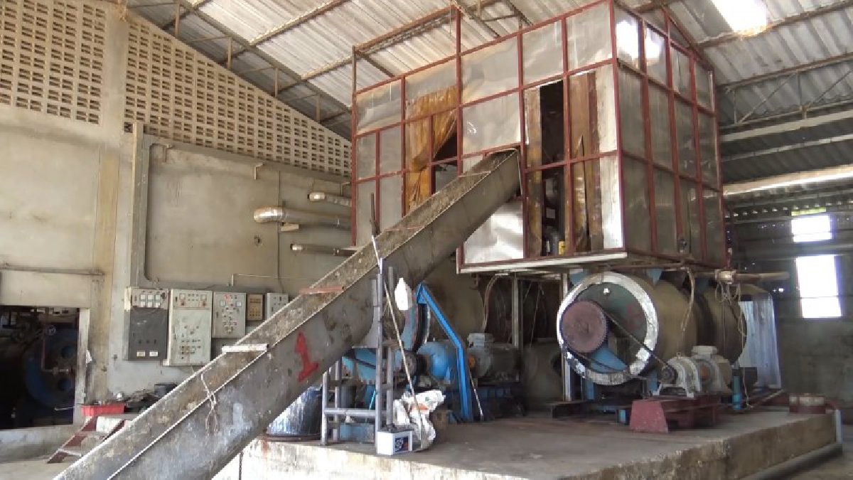 อุตสาหกรรมจังหวัดเข้าตรวจโรงงานผลิตอาหารสัตว์จากขนไก่ป่นแห้ง (ชมคลิป)