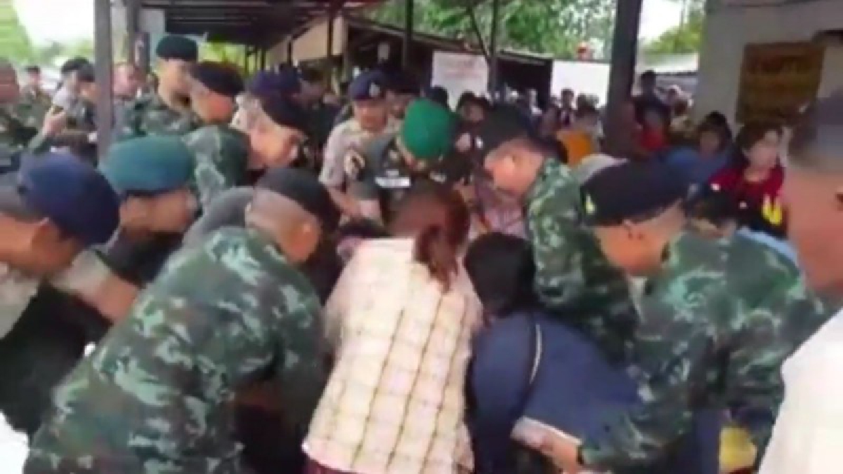 เผยคลิป...!วินาทีเจ้าหน้าที่บุกรวบตัวแกนนำ สกน.คาด่าน ท่ามกลางความชุลมุนของมวลชนนับร้อย พร้อมเสียงตะโกนของมวลชน