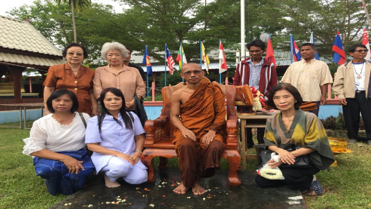 เห็นแล้วสาธุดังๆ!! "หลวงพ่อญา สีลวัณโณ" พระนักบุญแห่งเมืองช้าง มอบห้องสมุดคุณธรรมให้เด็กนักเรียนด้อยโอกาส หวังเป็นแหล่งเรียนรู้สู่ชุมชน