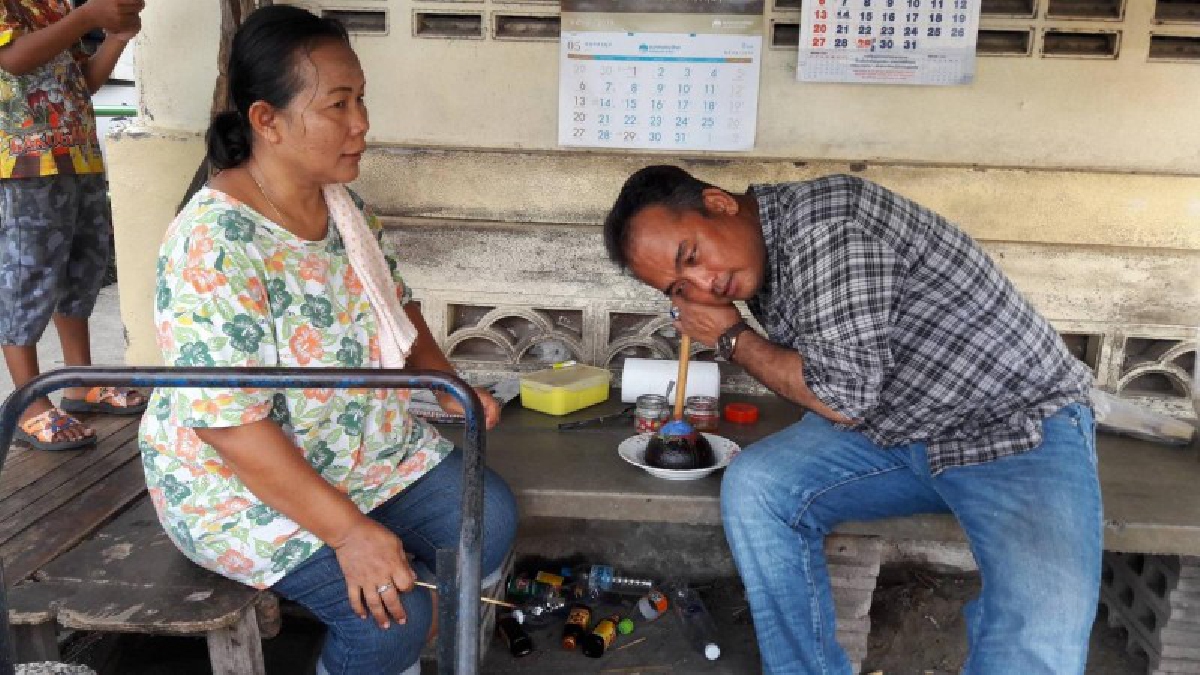 สุดทึ่ง!! ภูมิปัญญาชาวบ้านที่สมุทรสาคร รมควันเอาแมงออกจากอาการปวดฟัน