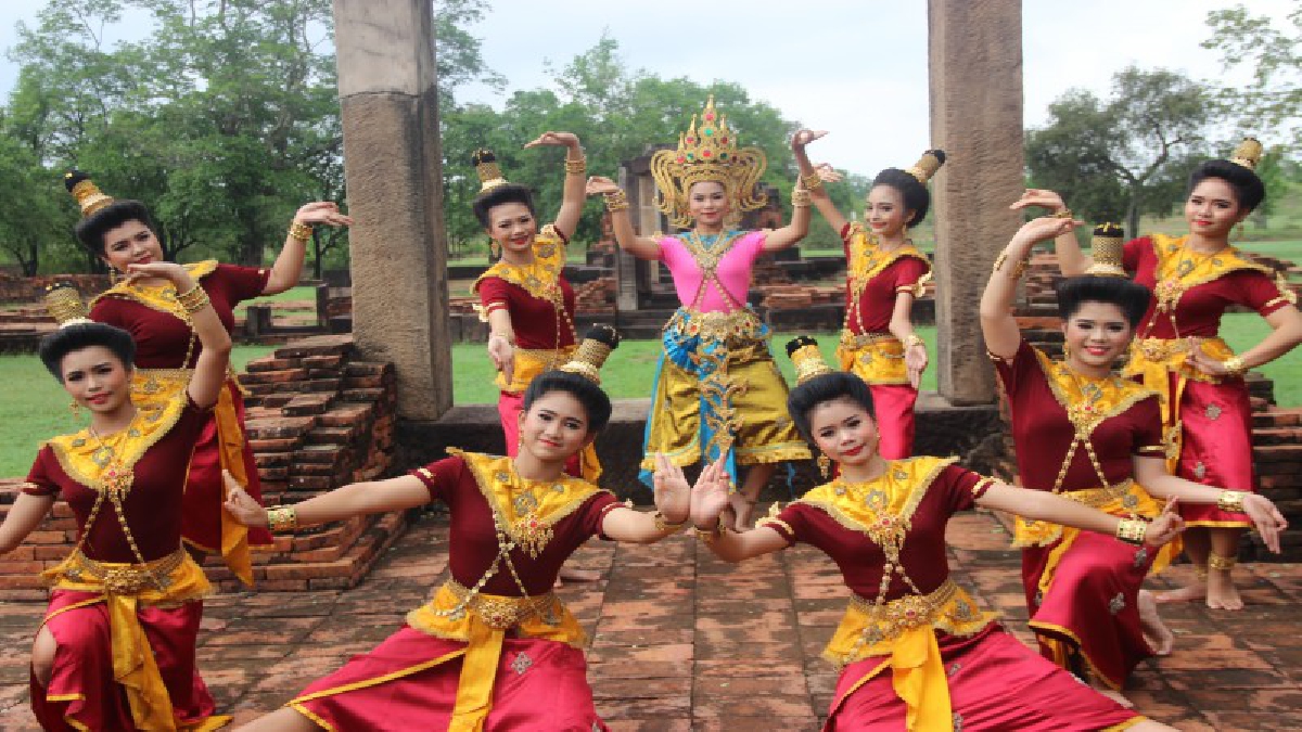 **จัดอลังการ !! ชาวโคราชแต่งออเจ้าสืบสานอารยธรรม กินเข่าค่ำ ปี 61 ของดีเมืองสูงเนิน ชม..แสงสีเสียง "นิรกรรมเหนือลุ่มน้ำลำตะคอง" (ชมคลิป)