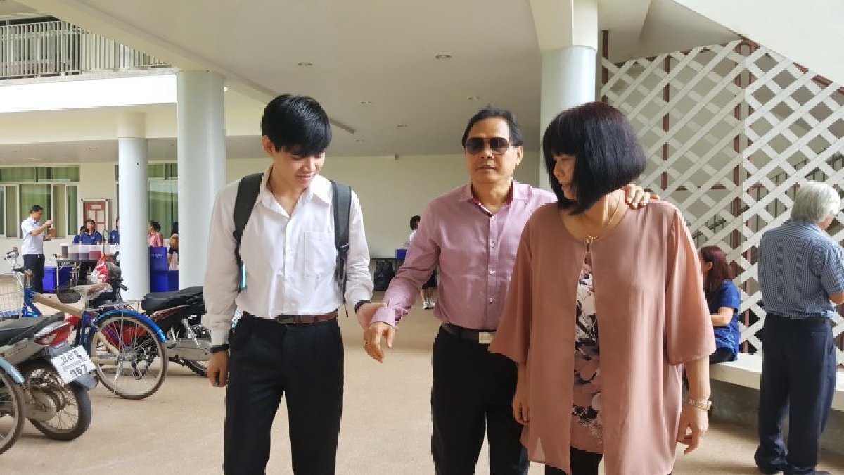 สุดปลื้ม!! นศพ.&ldquo;ภีม&rdquo; พีระศักดิ์ ทองนาค ลูกกตัญญูดูแลพ่อ ผู้พิการทางสายตา มุ่งมั่นตามฝันสอบติดหมอ ม.อุบลฯ