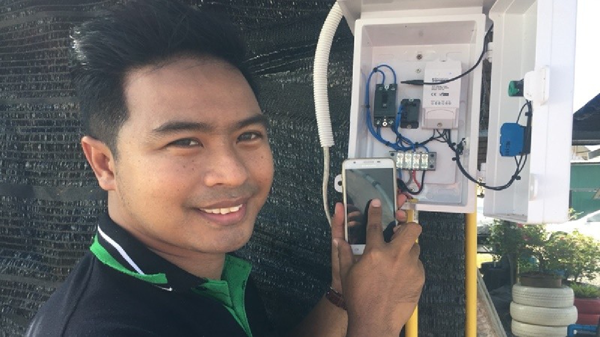 หนุ่ม มอ.ไอเดียเจ๋ง! ลาออกจากงานประจำหันมาทำแปลงเกษตรยุค 4.0 ใช้สมาร์ทโฟนกดปุ่มรดน้ำผักได้เพียงปลายนิ้วแม้จะอยู่มุ่มในของประเทศ (มีคลิป)