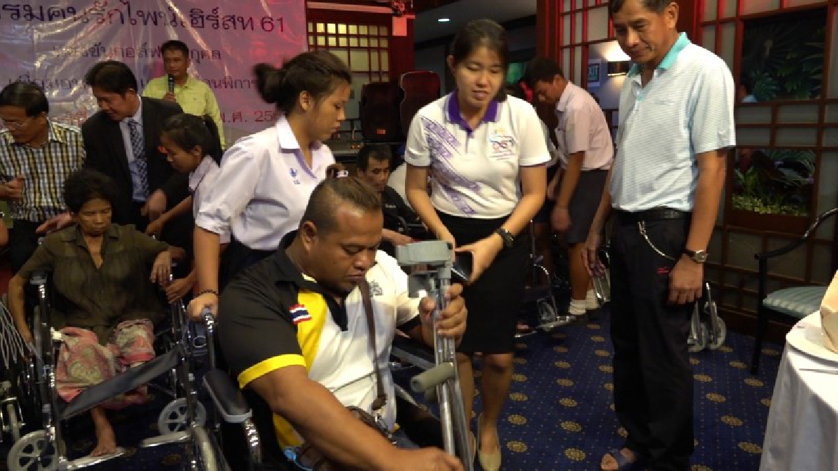 ปทุมธานี บิ๊กแจ๊สพาเพื่อนสมาชิกผู้เล่นกีฬากอล์ฟมอบรถเข็นวีลแชร์เพื่อผู้พิการจำนวน10คัน