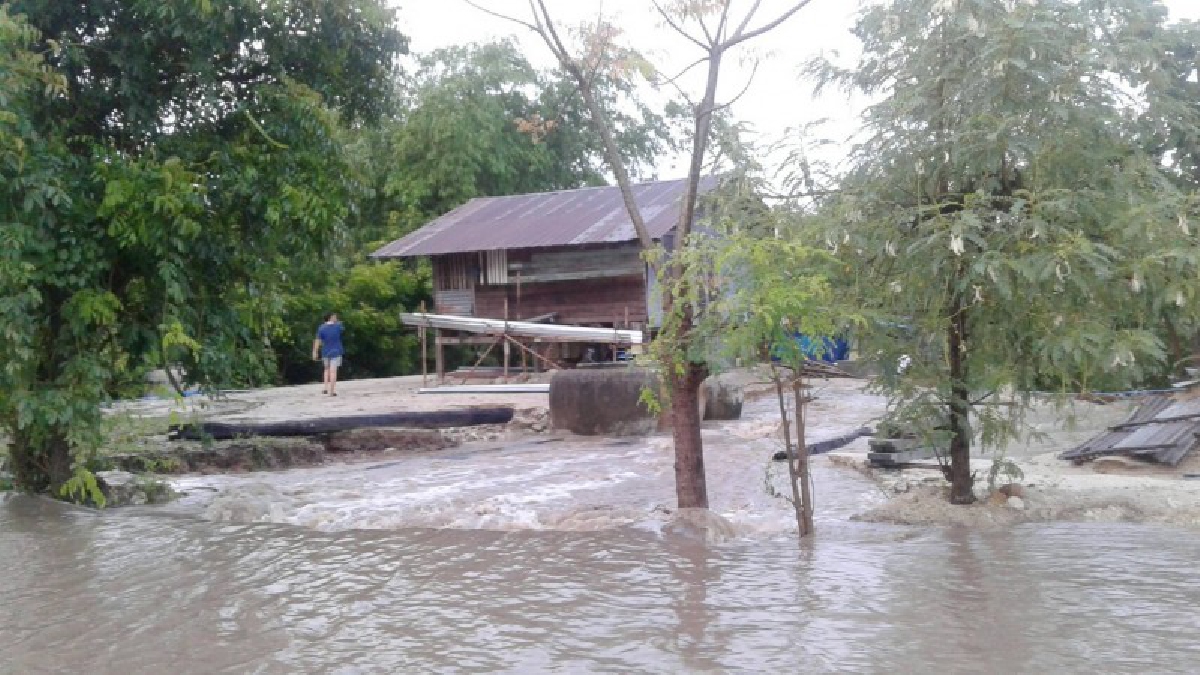 น้ำป่าหลากท่วมชัยนาท !! หลังเจอพายุฝนถล่มหนักกว่า 2 ชั่วโมง