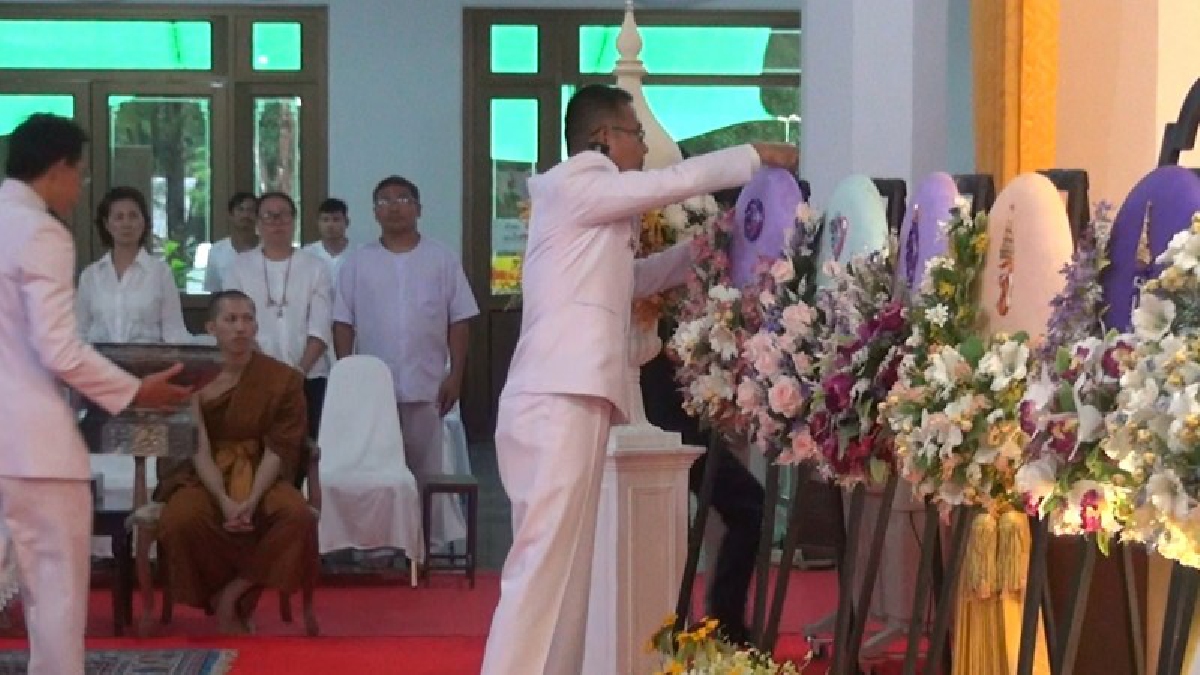 “ฟ้าจุฬาภรณ์” พระราชทานพวงมาลาวางหน้าหีบศพหลวงปู่ท่อน (มีคลิป)