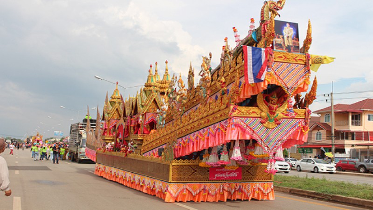 สุดอลังการ !! งามตระการตางานประเพณีบุญมหาชาติ-บั้งไฟชาวอำเภอพังโคน