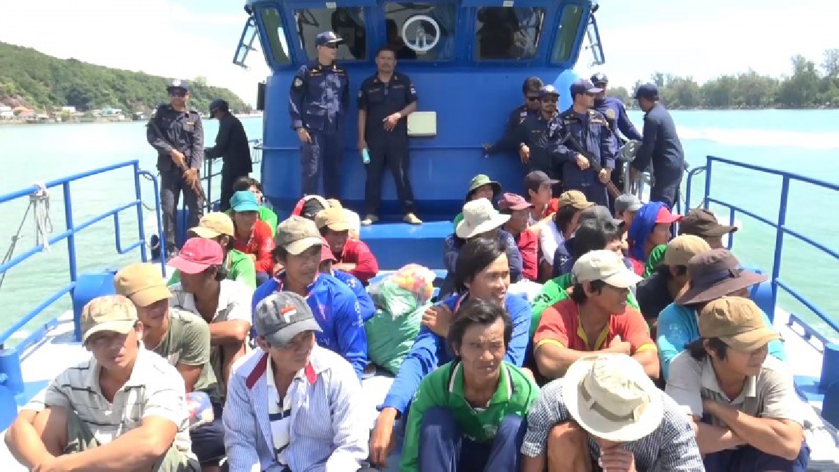โดนจับเต็มลำ ! ชุดเฉพาะกิจสนธิกำลังนำเรือโพไซดอล บุกจับเรือประมงเวียดนาม 5 ลำ ลูกเรือ 30 คน..!!