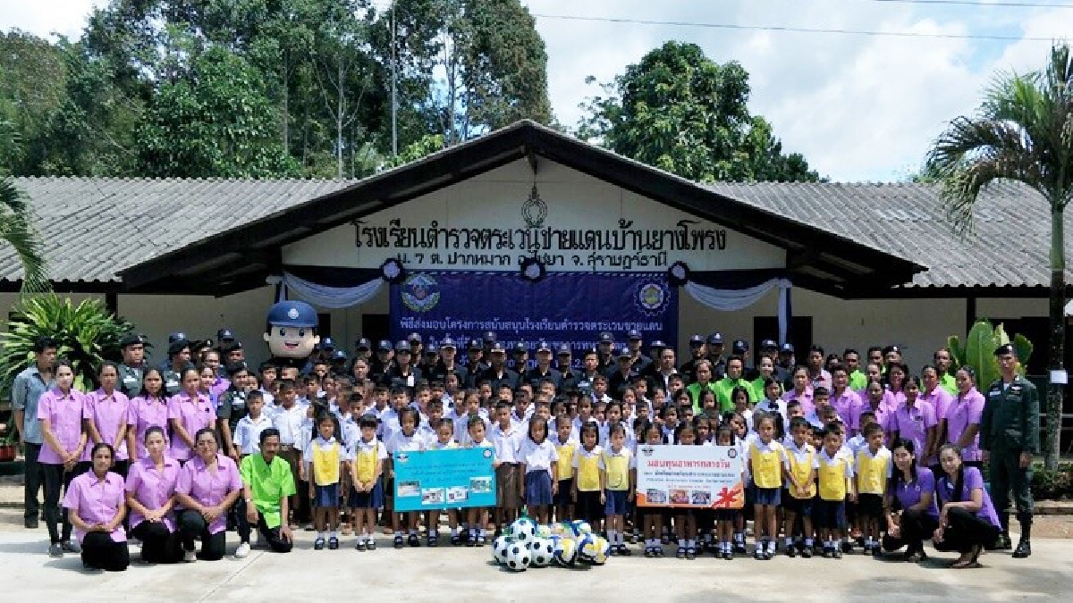 กองบัญชาการกองทัพไทย นพค.46 สืบสานพระราชปณิธาน สมเด็จย่าฯ ยกระดับคุณภาพชีวิต สร้างถนน อาคารน้ำดื่ม น้ำใช้ มอบให้ รร.ตชด.บ้านยางโพรง(ชมคลิป)