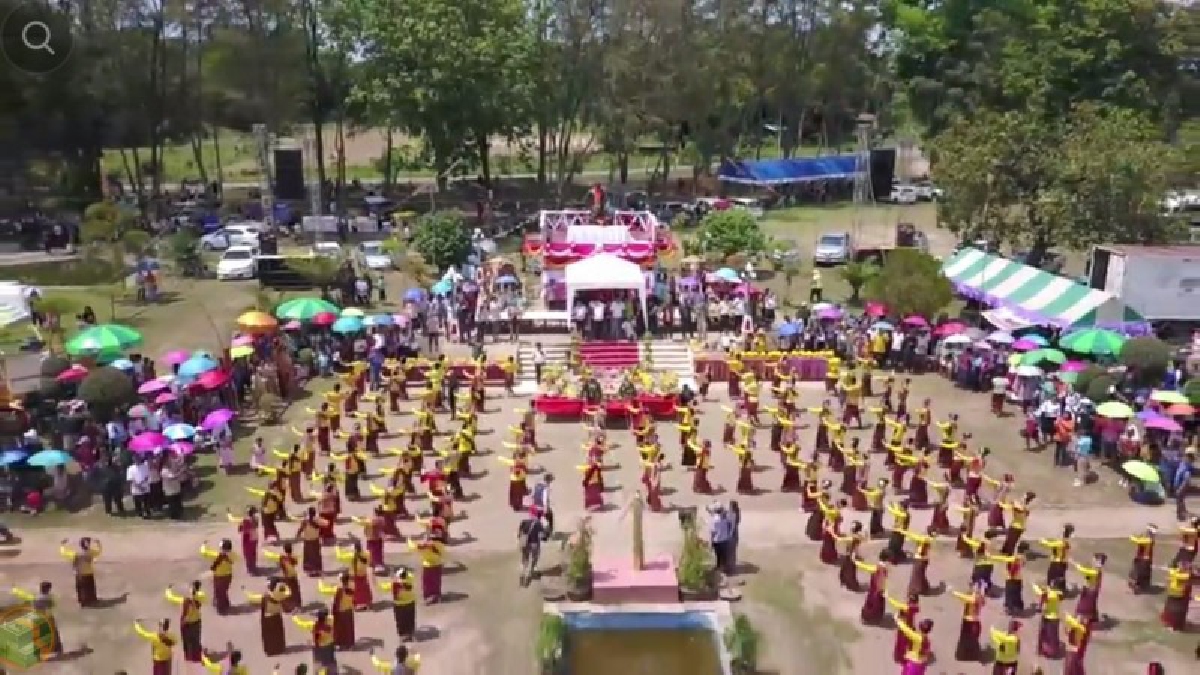 ยิ่งใหญ่อลังการ !! “น้องไข่มุก” ไมค์ทองคำเด็ก และชาวรัตนบุรีนับหมื่น ร่วมงานบวงสรวง เจ้าพ่อศรีนครเตาท้าวเธอ เจ้าเมืองรัตนบุรีคนแรก (ชมคลิป)
