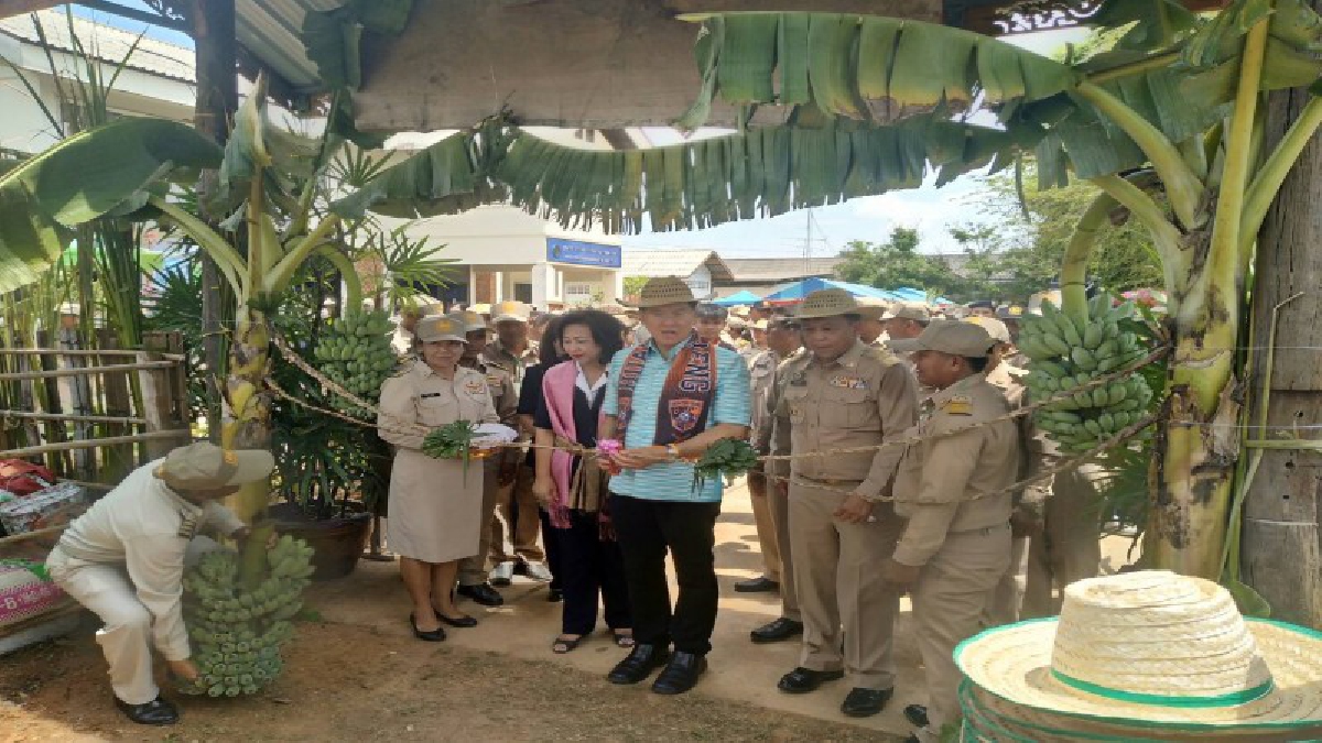 ผู้ว่าโคราช...เปิดศูนย์การเรียนรู้เศรษฐกิจพอเพียง ตามรอยพ่อหลวงรัชกาลที่9 ส่งเสริมให้กำนันผู้ใหญ่บ้าน นำไปเรียนรู้ต่อยอดสู่ชุมชน (มีคลิป)