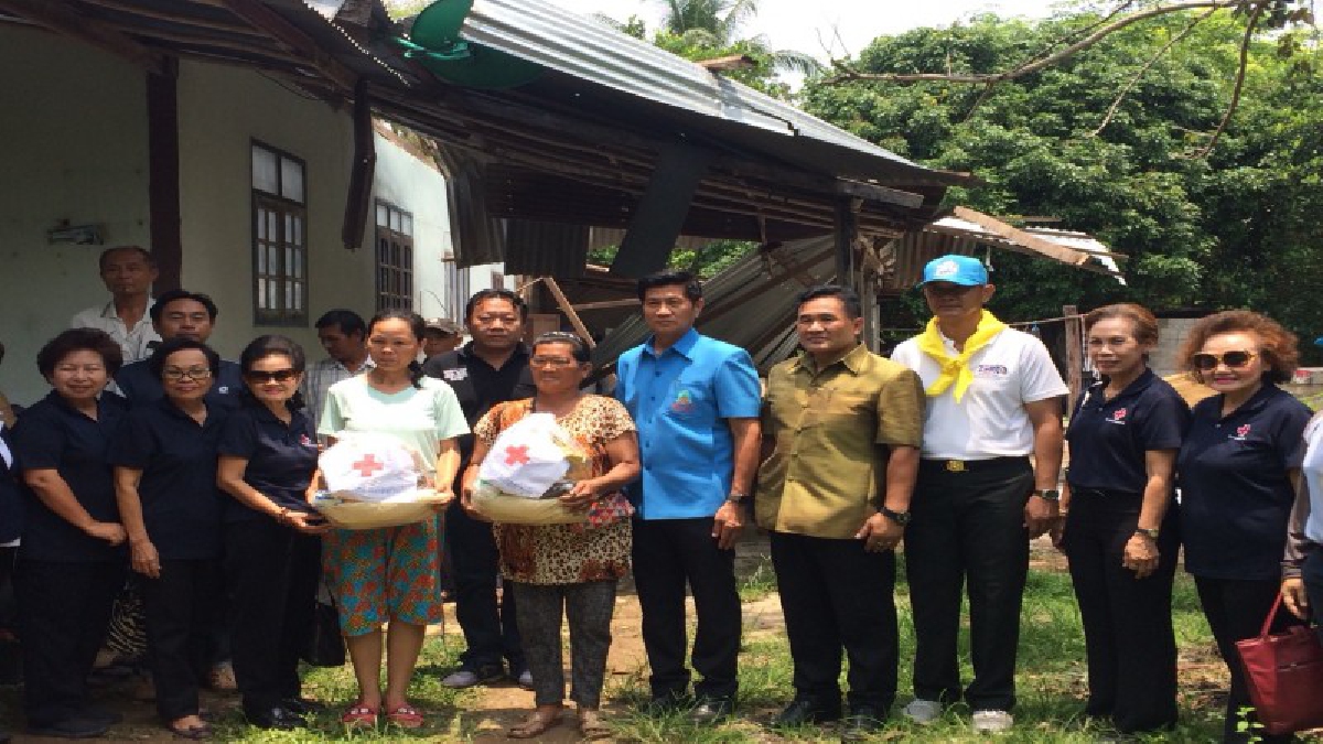 พ่อเมืองหนองคายห่วงใยประชาชน...ผวจ.หนองคาย เยี่ยมประชาชนที่ประสบวาตภัย พื้นที่ อ.ท่าบ่อ