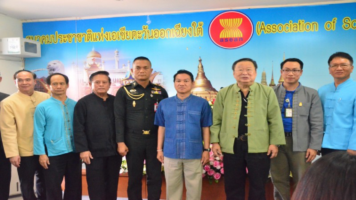 ดร.ธีรวัฒน์ ธีรโรจน์วิทย์ กรรมการการเลือกตั้งยกคณะตรวจเยี่ยมศูนย์ส่งเสริมประชาธิปไตยตำบลมอบเกียรติบัตรหมู่บ้านไม่ขายเสียงต้นแบบ