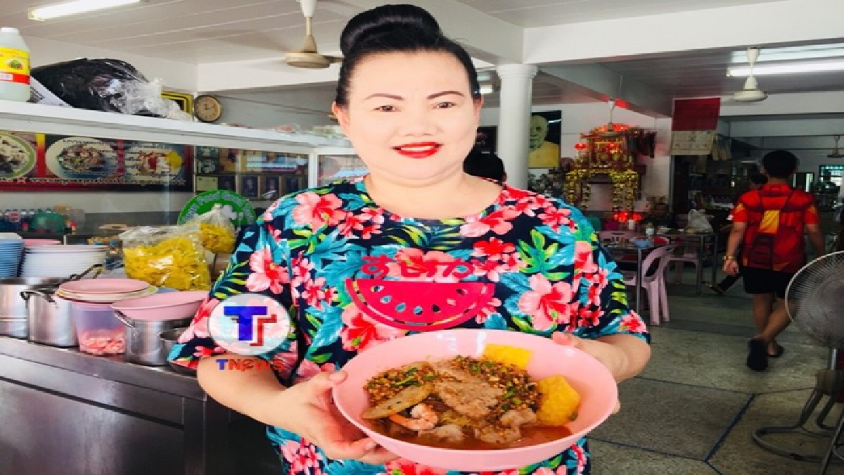 ไม่ธรรมดา !? ร้านก๋วยเตี๋ยวลุงจวน ปลวกแดง เมืองระยอง จัดใส่ชามที่ไม่เหมือนธรรมดา ที่ชาวบ้านเรียกว่ากะละมัง รสชาดก็ไม่ธรรมดา(คลิป)