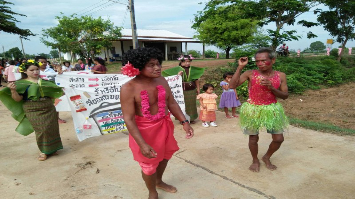 สีสัน- ไอเดียแจ่ม..!! มนุษย์เงาะป่ารีไซเคิล อาสาช่วยกระตุ้นจิตสำนึก ปัญหาขยะล้นเมือง (มีคลิป)