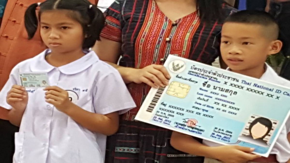 ได้เป็นคนไทยแล้ว..!! เชียงใหม่มอบบัตรประชาชน ให้กับเด็กนักเรียนไร้สัญชาติ มากถึง 301 คน สร้างความดีใจให้กับเด็กๆ และครอบครัว (มีคลิป)