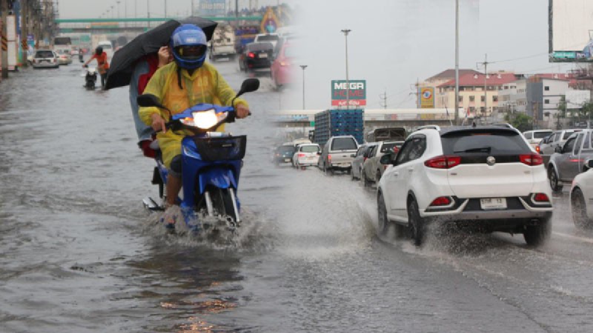 เพียงแค่ชั่วโมงเดียว..ท่วม ! ฝนกระหน่ำตกหนัก เพียง 1 ช.ม. ทำถนนหน้ามหาลัยกรุงเทพน้ำท่วม...รถเริ่มติด!?? (ชมคลิป)
