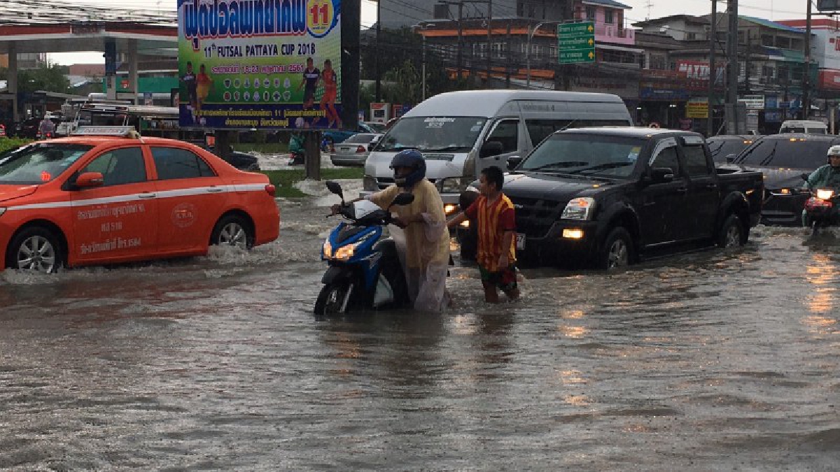 งานนี้อ่วม ! ฝนตกกระหน่ำตกหนัก ทำพัทยาจมบาดาลเพียงครู่เดียว ชาวบ้านแห่ลุยน้ำ เข็นที่รถดับเพียบ!? (ชมคลิป)