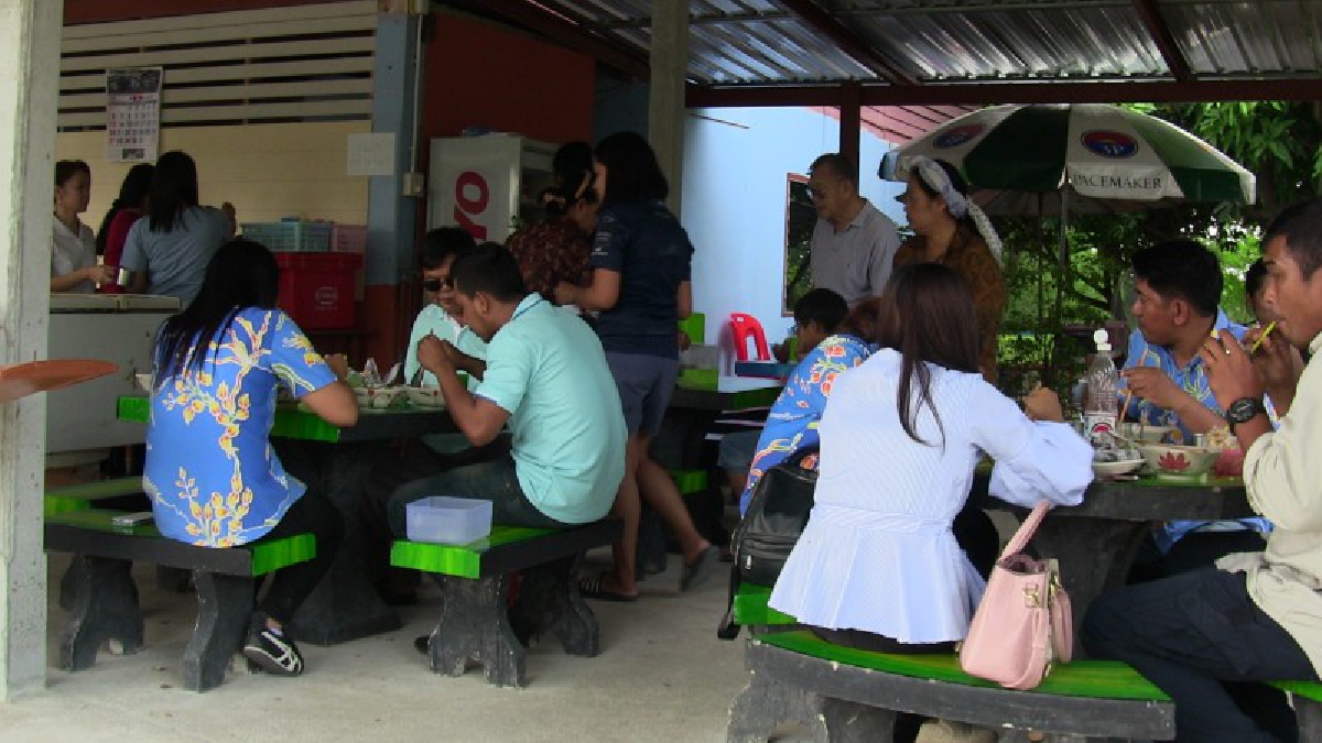 ก๋วยเตี๋ยวเรือปาดชาม รสชาดเด็ดถูกใจ ลูกค้าแน่นเต็มร้านทุกวันจนไม่มีที่นั่ง