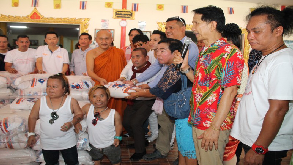 พระอาจารย์แดง เกจิดังกรุงเก่า ทำบุญอายุวัฒนะมงคล เลี้ยงโต๊ะจีนแจกข้าวสาร ให้กับประชาชน ที่มาร่วมทำบุญ 500 ถุงหลังออกจาก รพ.(มีคลิป)