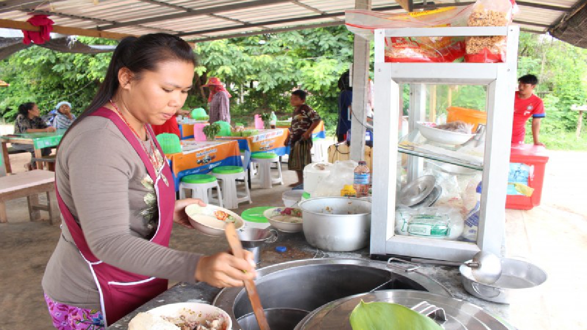แซ่บหลาย..ขวัญใจชาวบ้าน!! สาวเมืองช้างได้สูตรจากคุณย่า มาเปิดร้านขายก๋วยเตี๋ยวริมทาง ลูกค้าติดใจเพียบ ขายได้ดีกว่า 2,000 บาทต่อวัน (ชมคลิป)