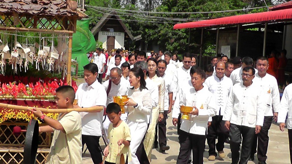 ต้องทำในวันเดือนดับ..!!ชาวพุทธแห่สรงน้ำพระเจ้าตนหลวง พระพุทธรูปปางมารวิชัย อายุเก่าแก่กว่า 647 ปี