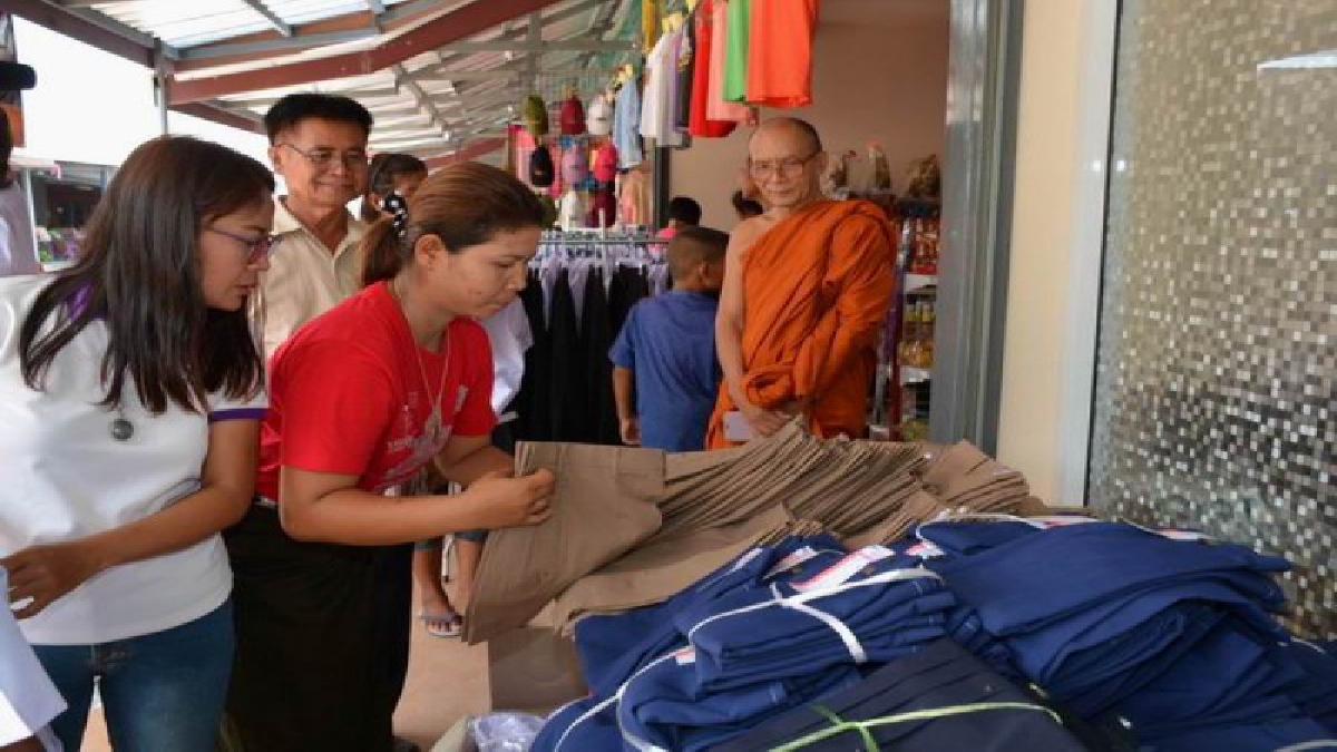 มูลนิธิหลวงปู่สรวง!! จัดจำหน่ายชุดนักเรียน ราคาถูกช่วยเหลือผู้ยากไร้ชายแดนเขมร ด้าน จ.ศรีสะเกษ