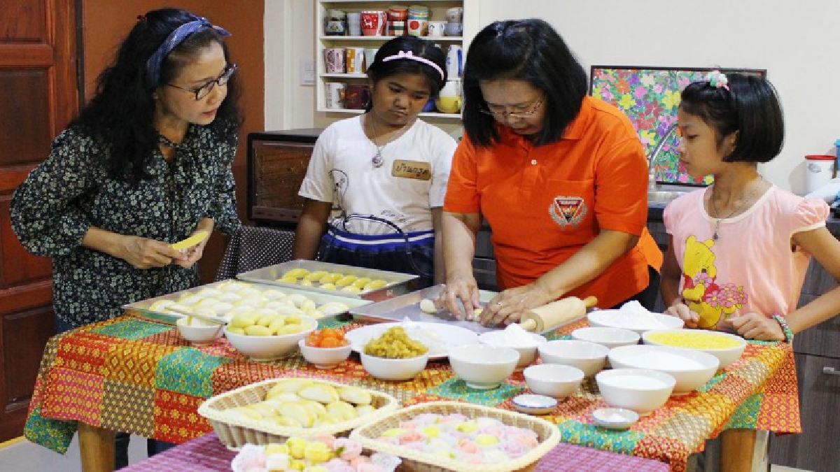 ดาวใต้ เมืองตรัง ” ปิ๊งไอเดียทำขนมเปี๊ยะทุเรียนสอนเด็กช่วงปิดเทอม ( คลิป )