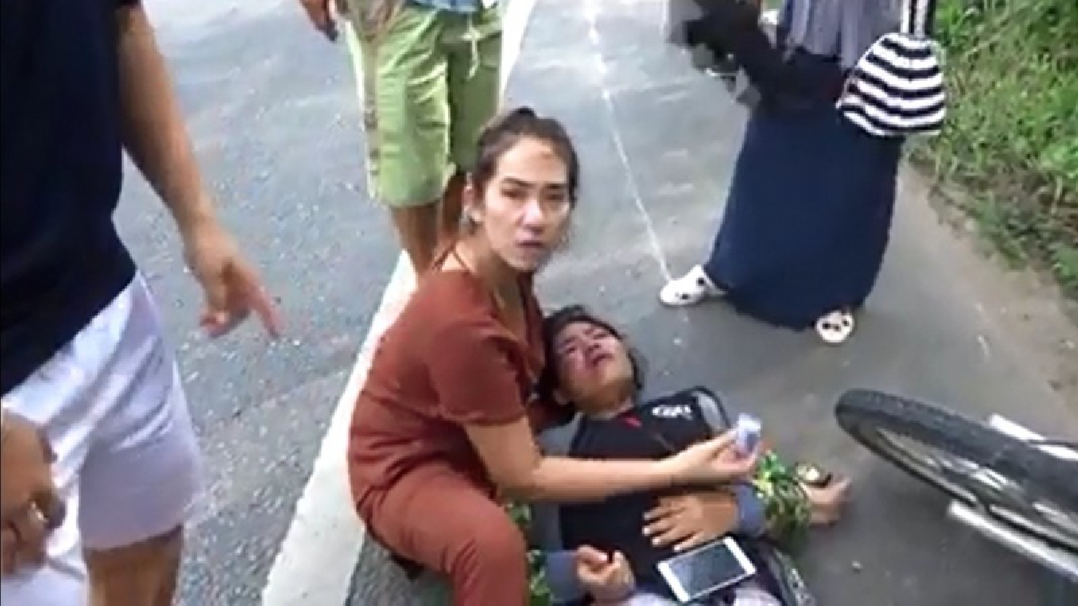 ขอชื่นชม!! สาวโรงแรมน้ำใจงาม ช่วยผู้ประสบเหตุรถชนแล้วหนี โดยไม่รังเกียจ (ชมคลิป)