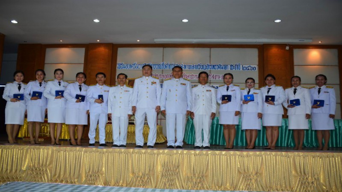 สพป.ศรีสะเกษ เขต 1 จัดพิธีมอบเครื่องราชอิสริยาภรณ์ชั้นต่ำกว่าสายสะพาย และเหรียญจักรพรรดิมาลา ประจำปี 2560