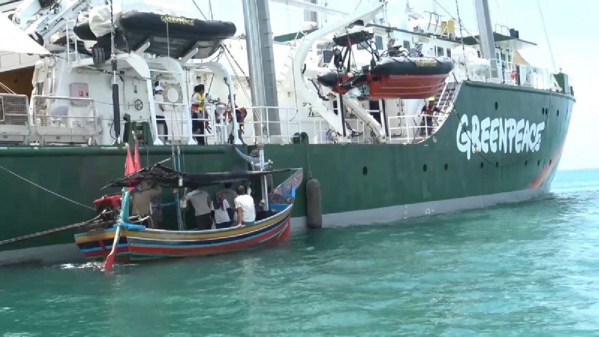 เปิดตัวเรือเรนโบว์วอร์ริเออร์ของกรีนพีซอย่างเป็นทางการ (ชมคลิป)