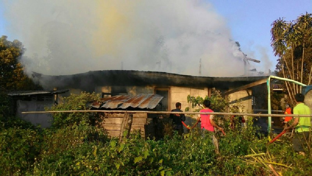 ไฟไหม้บ้านสองชั้นวอดทั้งหลัง ท่ามกลางอากาศร้อนอบอ้าว ขณะที่เจ้าของบ้านเผลอหลับไม่ได้สติเพราะฤทธิ์เหล้า