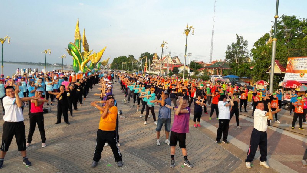 สุขภาพดีไม่มีขาย!!!เทศบาลเมืองหนองคาย จัดกิจกรรม &ldquo;รวมพลคนรักสุขภาพ ครั้งที่ 3  ปี 2561" ด้วยการเต้นแอโรบิคตามจังหวะเสียงเพลงอย่างต่อเนื่อง