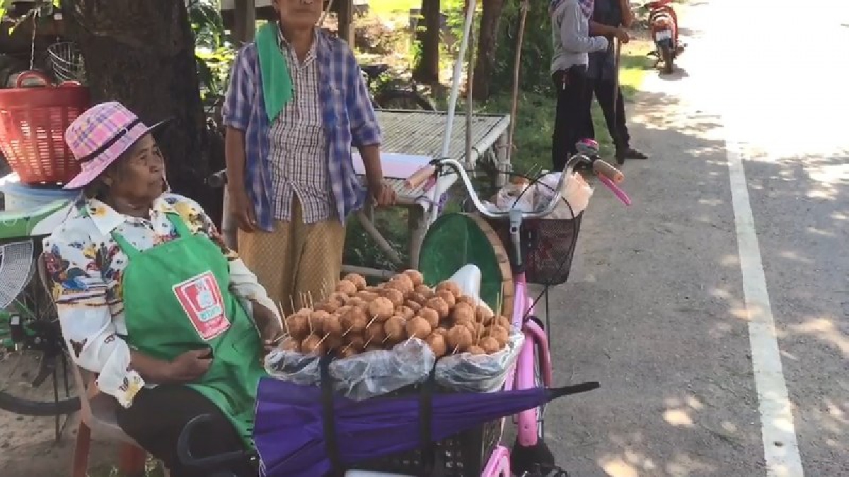เห็นแล้วหิว!! คุณยายเมืองช้าง วัย 66 ปี ทำ “ขนมโกร๊จ” สูตรเขมรโบราณ ปั่นจักรยานคู่ชีวิตเร่ขาย
