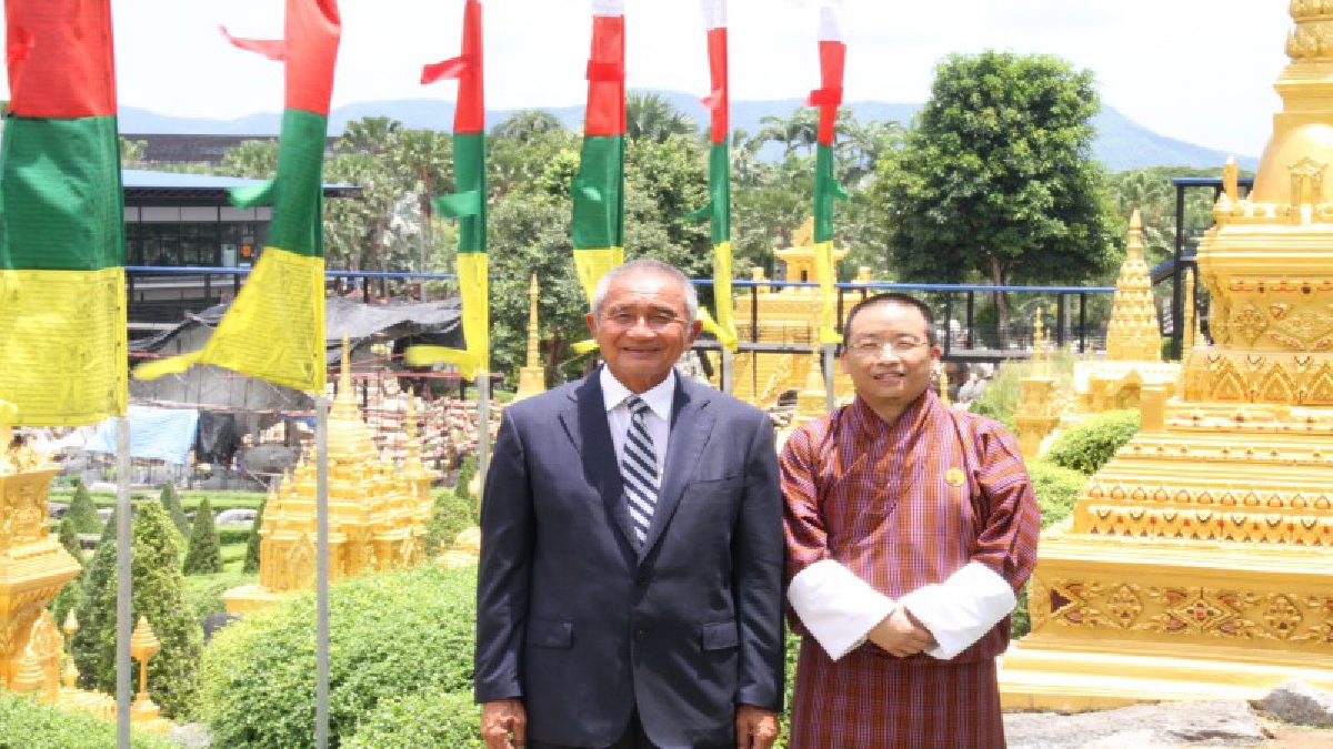 เอกอัครราชทูตภูฏานประจำประเทศไทยมอบธงมนตราสัญลักษณ์แห่งโชคลาภให้สวนนงนุช พัทยา สานสัมพันธ์บ้านพี่เมืองน้อง (มีคลิป)