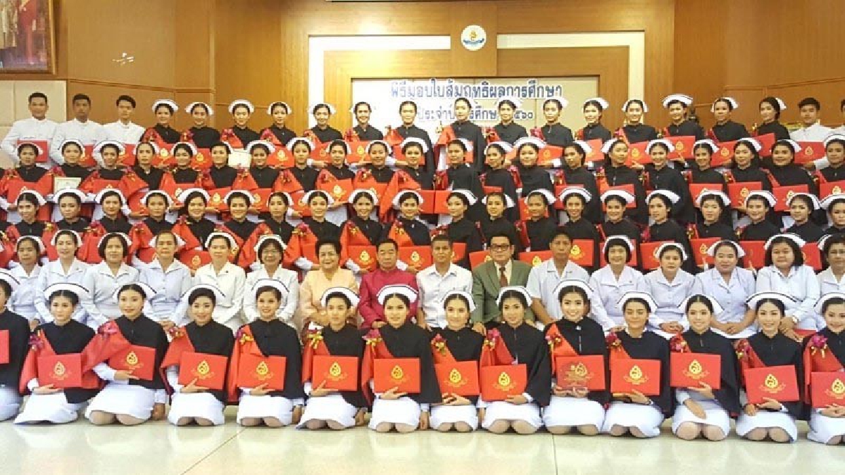 วิทยาลัยพยาบาลบรมราชนนีสุพรรณบุรี มอบใบสัมฤทธิ์ผลประจำปีการศึกษา 2560