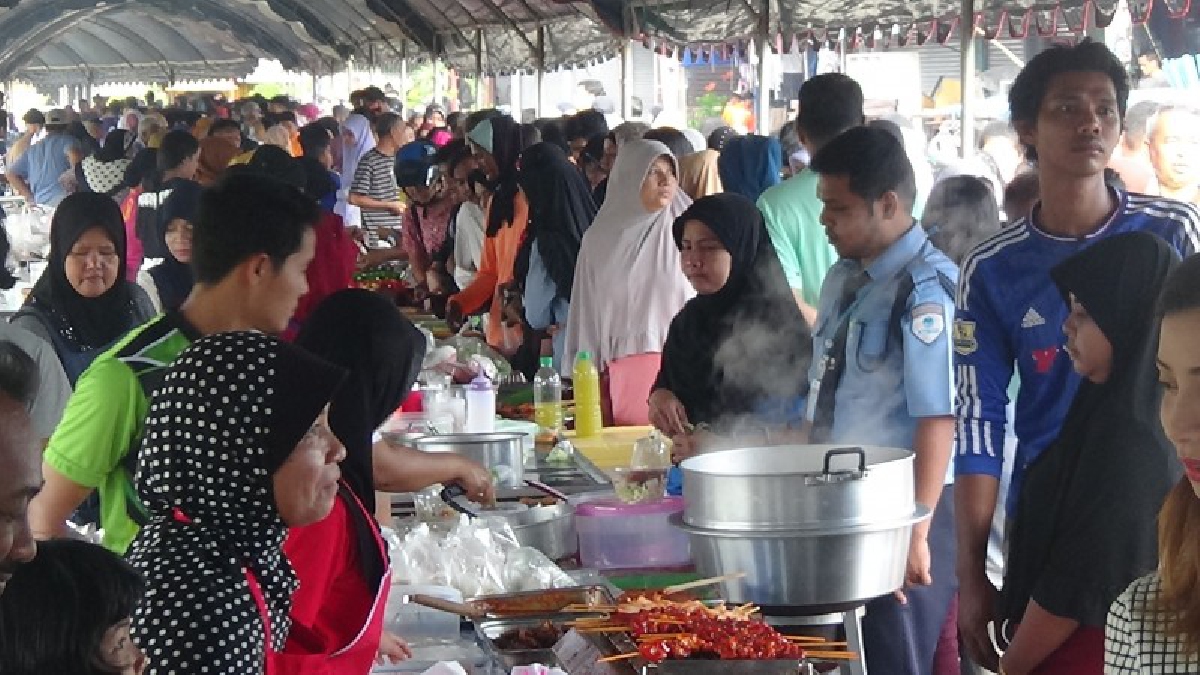 ถือศิลอดวันแรกคึกคัก ร้านอาหารขนมหวานคนเข้าคิวซื้อขายดีเทน้ำเทท่า