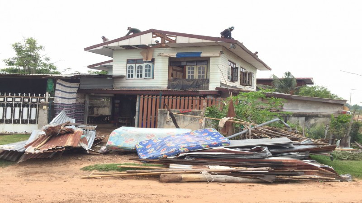 กองกำลังรักษาความสงบเรียบร้อยจังหวัดมหาสารคาม ได้เข้าช่วยซ่อมแซมบ้านเรือนผู้ประสบภัยในพื้นที่ หลังเกิดพายุพัดพังเสียหาย (คลิป)