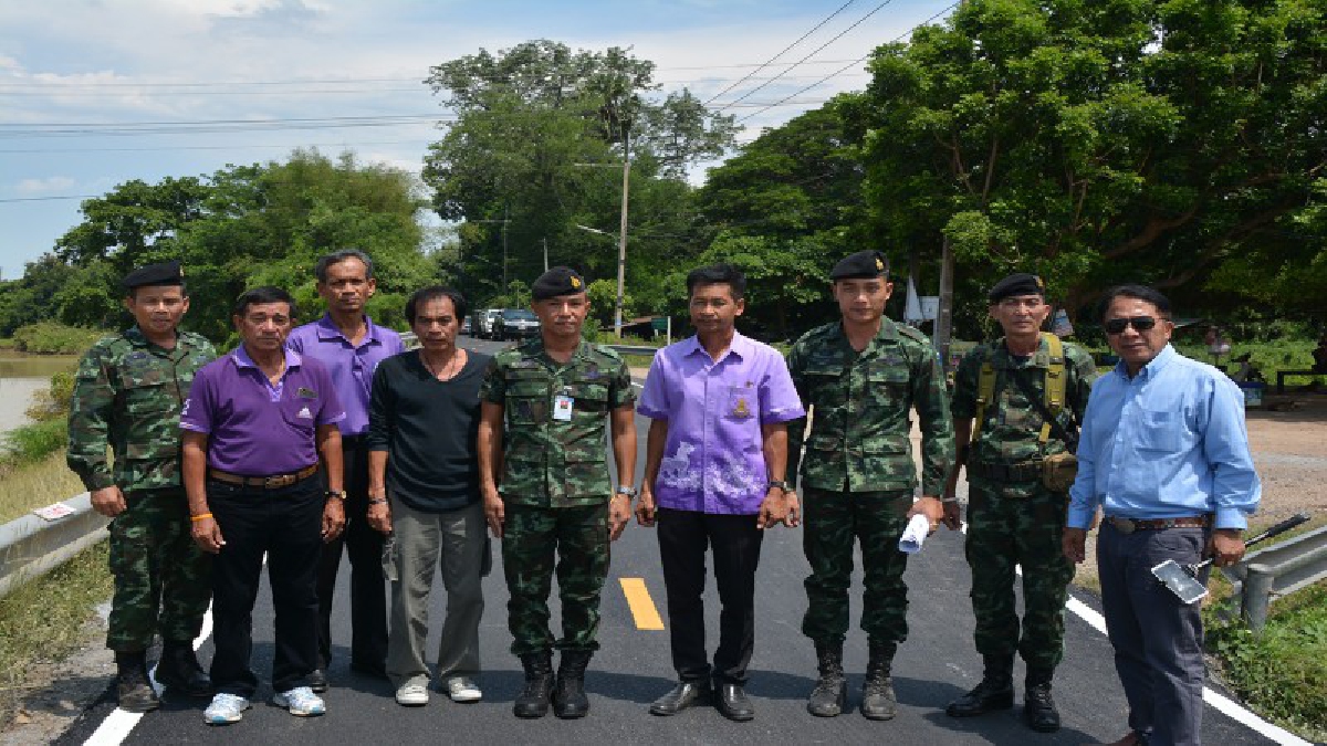 ผู้บังคับกองพันทหารช่างที่ 9 ลงพื้นที่ตรวจเยี่ยมการซ่อมสร้างถนนเส้นทางตำบลม่วงหมู่ เมืองสิงห์บุรี หลังได้รับแจ้งว่ามีสภาพชำรุดมาก
