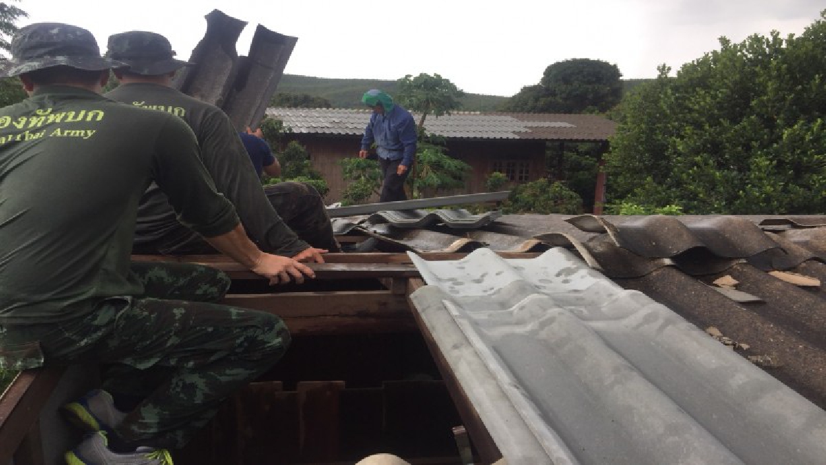ทหารซ่อมให้..!! ลมพายุพัดกระหน่ำบ้านเรือนพังเสียหาย ทหารนำกำลัง