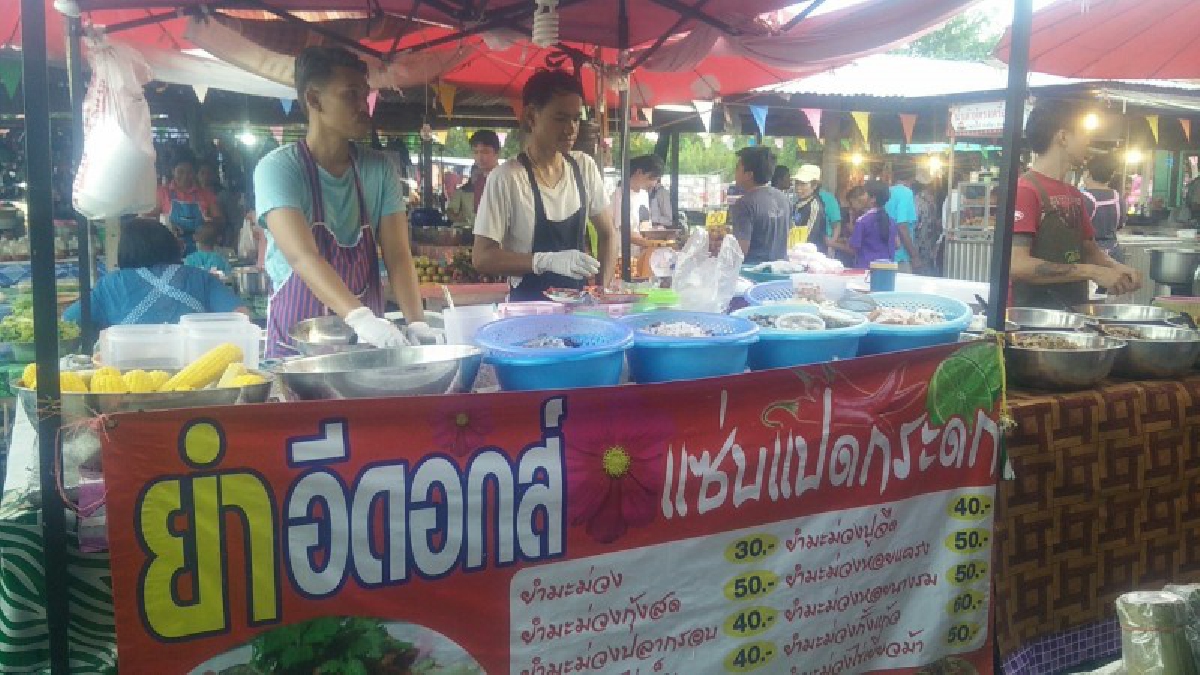 แค่ชื่อร้านก็แซ่บ ! พ่อค้ายำตั้งชื่อร้านสุดเจ๋ง “ยำอีดอกส์ แซ่บแปดกระดก” คนเห็นสะดุดตารุมซื้อจนคนขายมือไม่ว่าง รสชาติสุดแซ่บสมชื่อร้าน(คลิป)